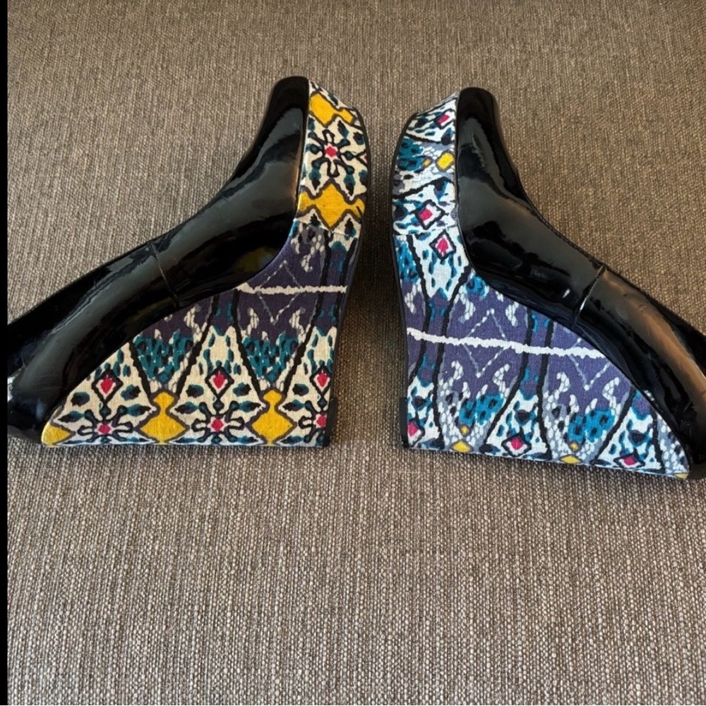 Steve Madden Black Wedges with Multicolor Pattern, Size 10 - Picture 2 of 9